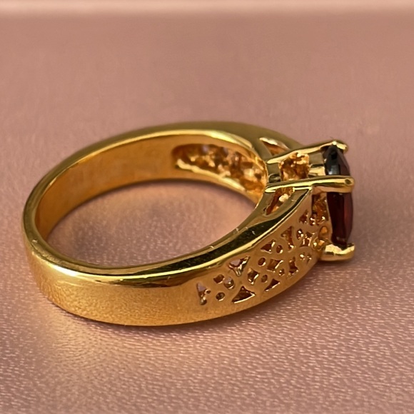 Romantic Gold Ring with wine oval shaped crystal - Picture 3 of 6